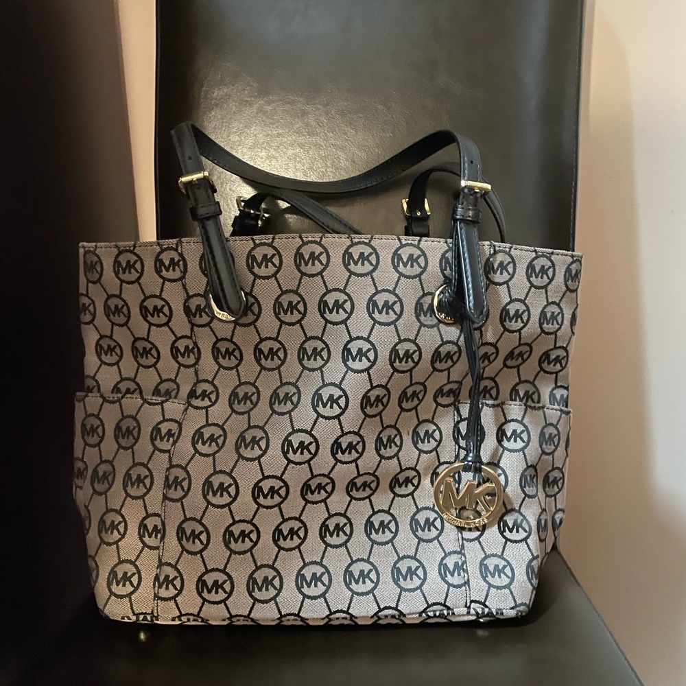 Michael Kors shoulder bag, zip for opening and pockets on each end, inside ply